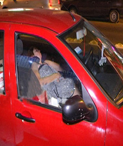 una mujer vive en su auto