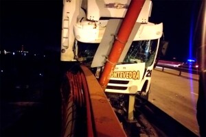 Camión chocó la baranda del puente Zárate – Brazo Largo