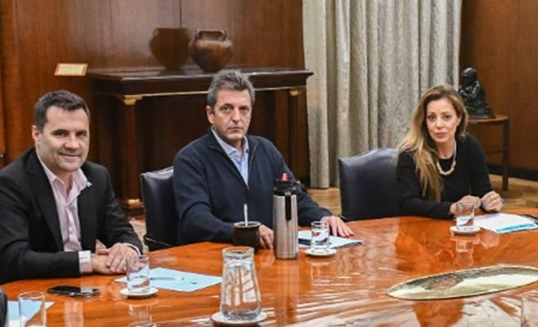 Sergio Massa con Flavia Royón y Darío Martinez, la actual y el ex Secretario de Energía